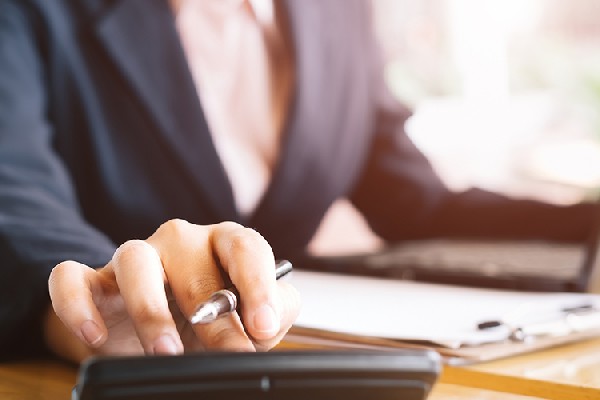 美媒:美政府恢复办理外国学生签证